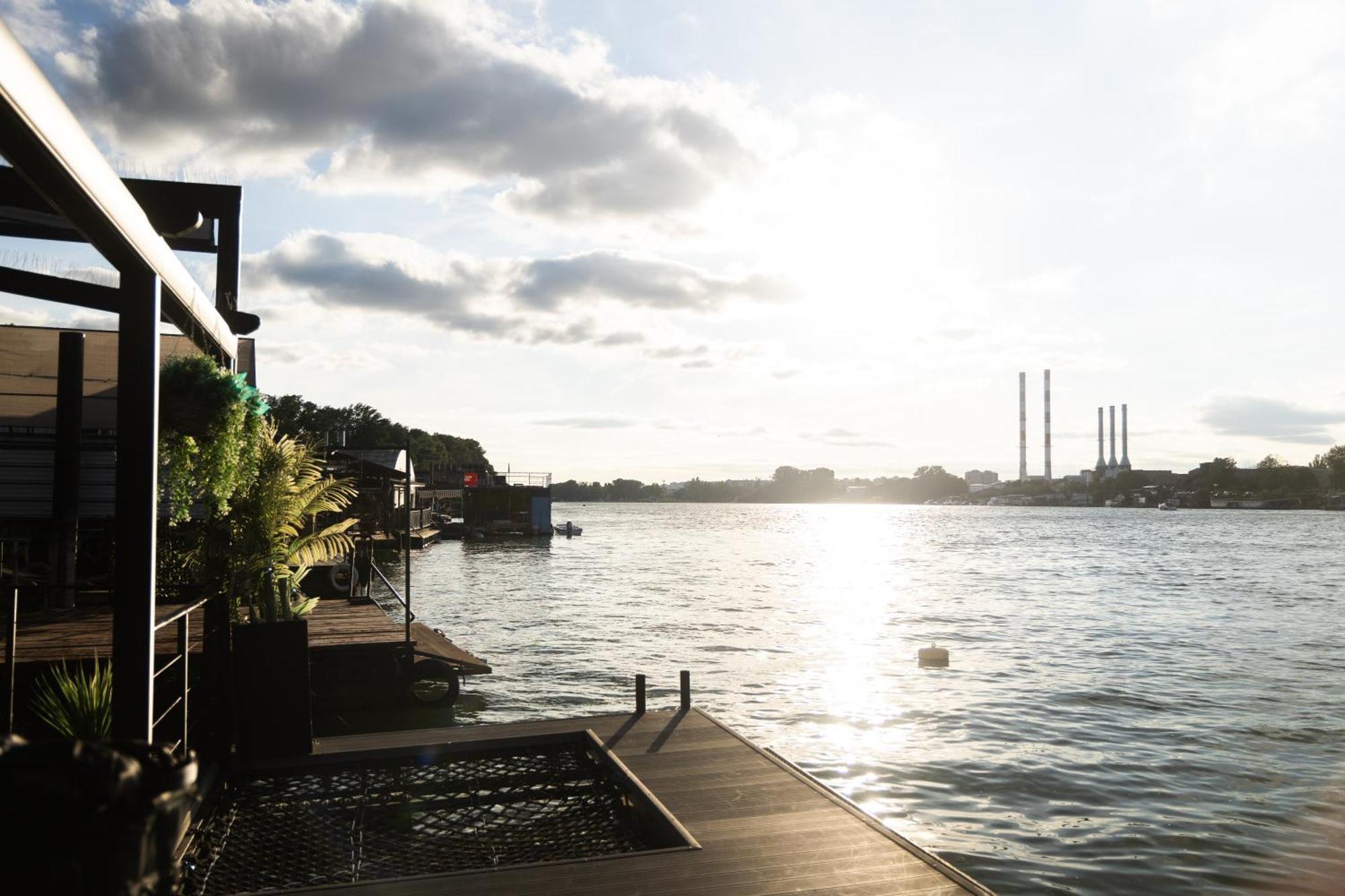 Ada Moment Splav- Kuca Na Reci Beograd- Floating House On Sava River ,Belgrado Buitenkant foto